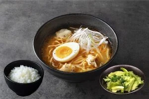 君津で味わう赤ラーメンセットと温かみのある店内