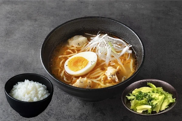 君津で味わう赤ラーメンセットと温かみのある店内